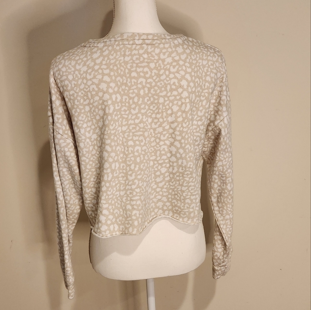 Colsie Women's Leopard Print Beige and White Cropped Sweatshirt, size Medium - Picture 6 of 9